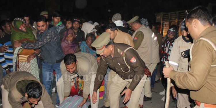 उझानी: ट्रक ने बाईक सवार महिला को कुचला, हाईवे जाम