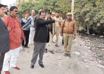 डीएम ने चौराहों का किया निरीक्षण, दीवारों पर पोस्टर लगाने वालों को जेल भेजने का आदेश