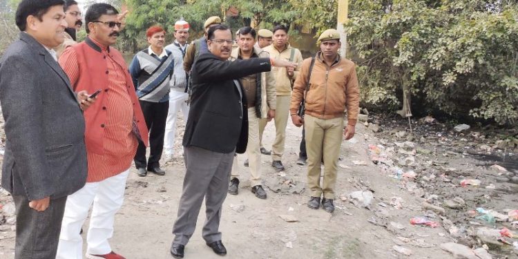 डीएम ने चौराहों का किया निरीक्षण, दीवारों पर पोस्टर लगाने वालों को जेल भेजने का आदेश