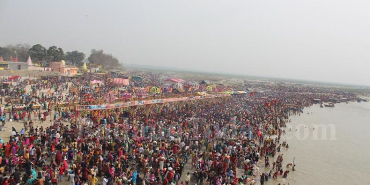 माघ पूर्णिमा पर भागीरथ घाट पर लगी आस्था की डुबकी