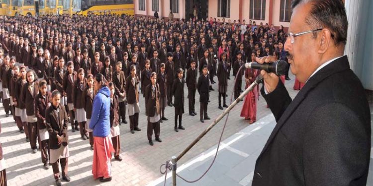 डीएम ने स्कूलों में चलाया मतदाता जागरूकता अभियान