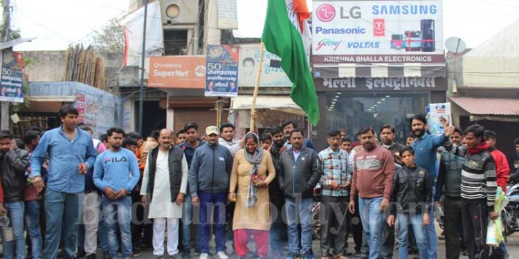 उझानी: आतंकियों पर हमले का जश्न, भाजपाइयों ने की आतिशबाजी