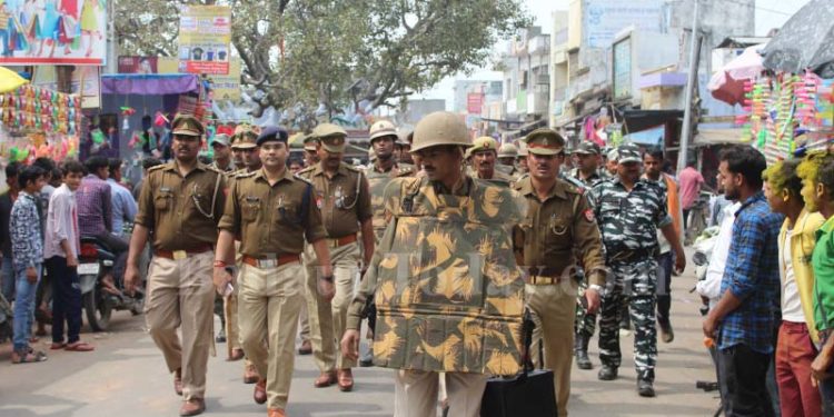 उझानी: सीआरपीएफ के साथ पुलिस बल ने किया फ्लैग मार्च