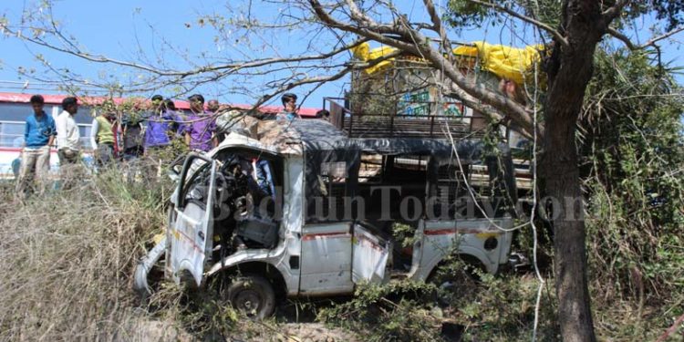 उझानी: जबरदस्त टक्कर के बाद खाई में लटक गये वाहन, एक दर्जन घायल, दो की मौत