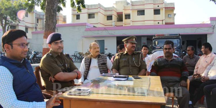 उझानी: होली त्योहार को लेकर पुलिस ने जनता से किया संवाद