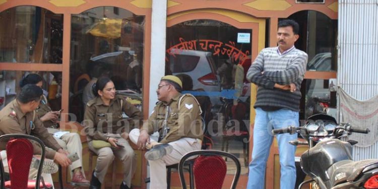 उझानी: सराफा बाजार पर आयकर विभाग की छापेमारी, कारोबारियों में खलबली