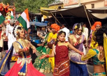 उझानी में गूंजा जय हनुमान, शोभायात्रा पर उमड़ा आस्था का सैलाब