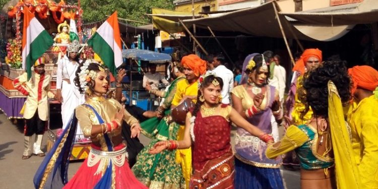 उझानी में गूंजा जय हनुमान, शोभायात्रा पर उमड़ा आस्था का सैलाब