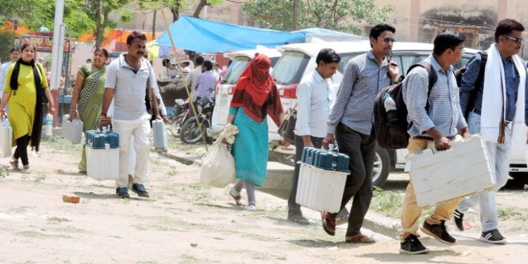 कल होगा मतदान, रवाना हुईं पोलिंग पार्टियां