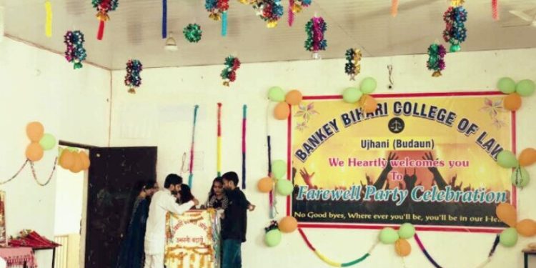 बांके बिहारी कॉलेज में छात्रों ने दी फेयरवेल पार्टी