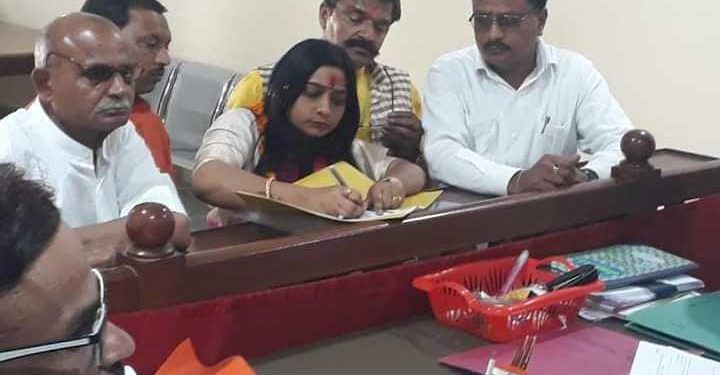 भाजपा प्रत्याशी संघमित्रा ने भरा नामांकन