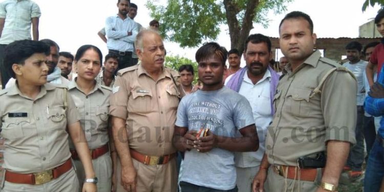 उझानी: दिनदहाड़े ताला तोड़ घर में लाखों की चोरी, एक पकड़ा