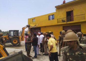 सोत नदी पर बने अवैध निर्माण पर चला जेसीबी