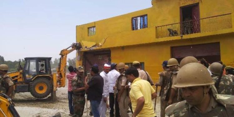 सोत नदी पर बने अवैध निर्माण पर चला जेसीबी