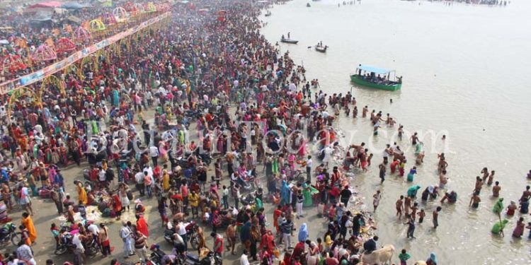 सोमवती अमावस्या पर उमड़ा सैलाब, श्रद्धालुओं ने गंगा में लगाई डुबकी