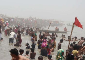 दशहरा पर श्रद्धालुओं ने लगाई गंगा में डुबकी