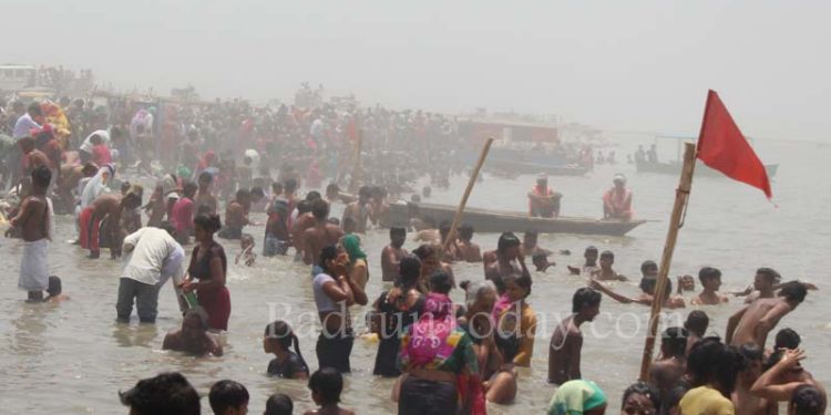 दशहरा पर श्रद्धालुओं ने लगाई गंगा में डुबकी