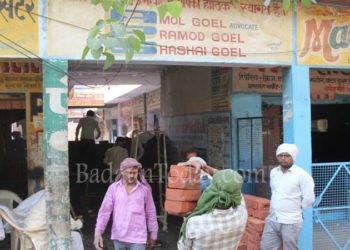 उझानी: घंटाघर-एपीएस मार्केट के बीच खड़ी हुई दीवार, आम रास्ता बंद