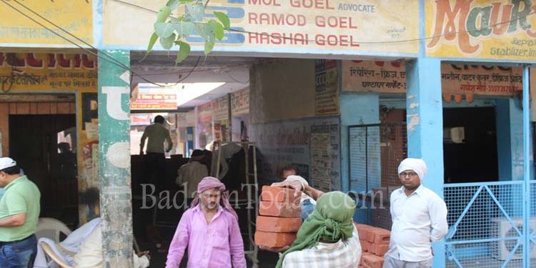 उझानी: घंटाघर-एपीएस मार्केट के बीच खड़ी हुई दीवार, आम रास्ता बंद