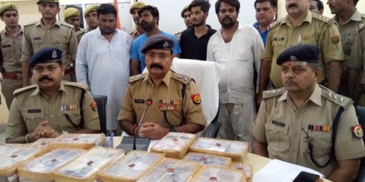 पेट्रोल पम्प मैनेजर से लूट का खुलासा, दो महिलाओं समेत 8 गिरफ्तार