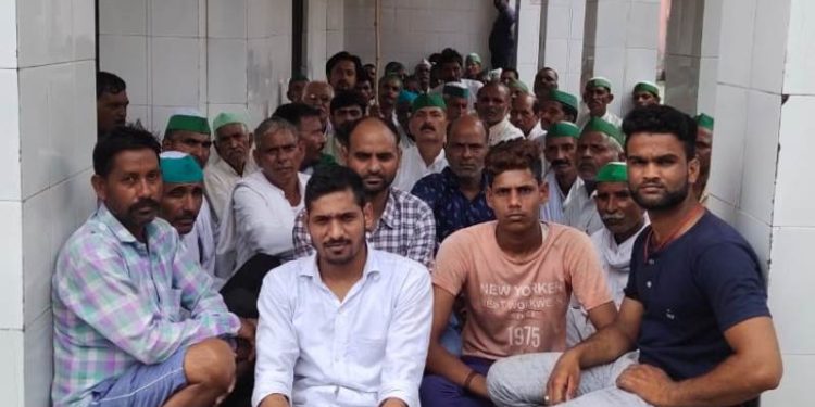 भाकियू नेताओं का कोतवाली में प्रदर्शन, रिपोर्ट में तीसरे हमलावर को न शामिल करने का आरोप