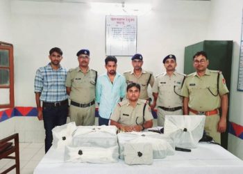 उझानी: अवैध रूप से रेलवे टिकट बना रहा बुकिंग एजेंट गिरफ्तार