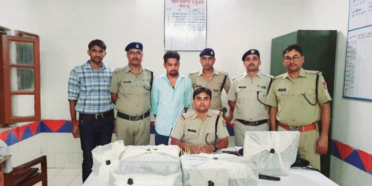 उझानी: अवैध रूप से रेलवे टिकट बना रहा बुकिंग एजेंट गिरफ्तार