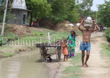 उझानी: बारिश की कैद में ग्रामीण, आवागमन ठप्प होने की वजह से रोजी-रोटी पर संकट
