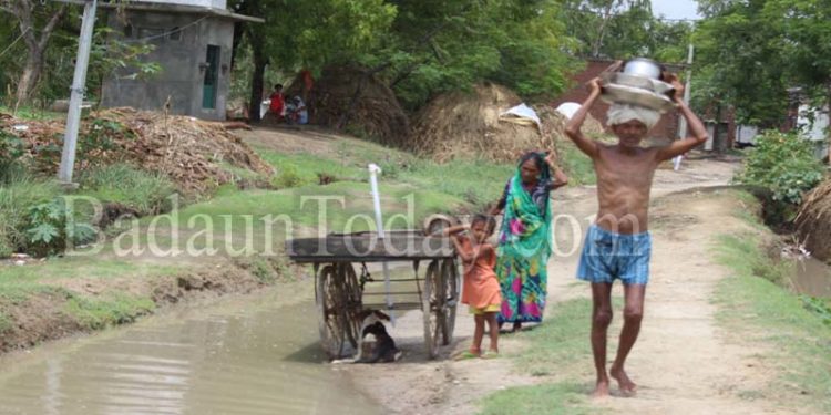 उझानी: बारिश की कैद में ग्रामीण, आवागमन ठप्प होने की वजह से रोजी-रोटी पर संकट