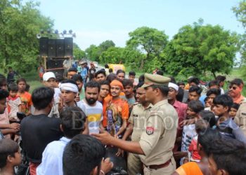 आगे निकलने की होड़ में भिड़े डीजे, कांवड़ियों में जमकर चली लाठियां