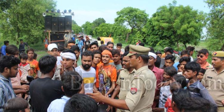 आगे निकलने की होड़ में भिड़े डीजे, कांवड़ियों में जमकर चली लाठियां