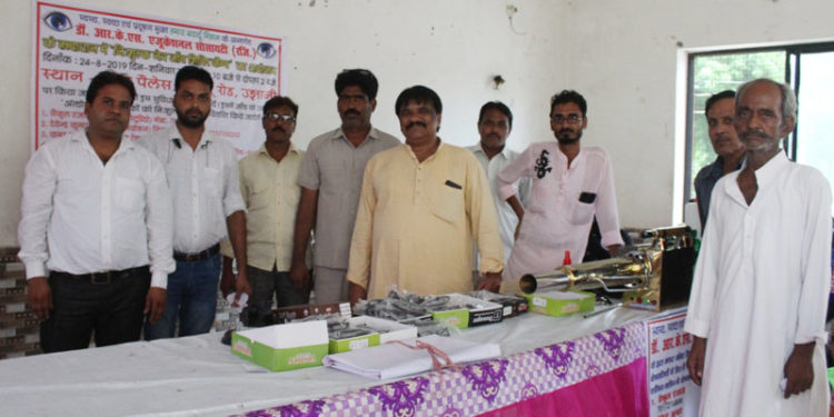 नेत्र चिकित्सा शिविर में 150 रोगियों की जांच हुई, बांटे चश्मे