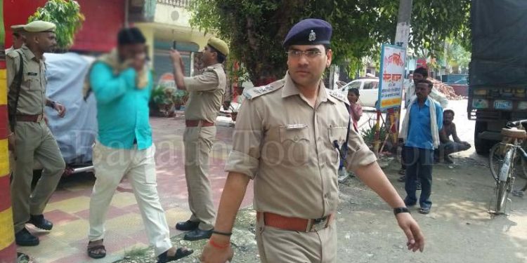 उझानी: बदनाम गेस्ट हाउस में सीओ ने मारा छापा, होटल मालिक समेत दो गिरफ्तार