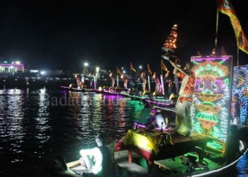 रंग बिरंगी रोशनी से नहाती गंगा के बीचोंबीच 11 नावों पर हुई महाआरती