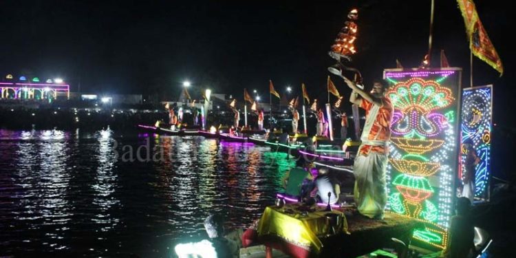 रंग बिरंगी रोशनी से नहाती गंगा के बीचोंबीच 11 नावों पर हुई महाआरती