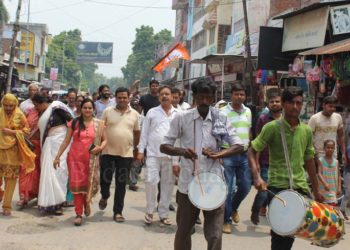 जम्मू-कश्मीर पर मोदी सरकार के फैसले से जिले में जश्न, भाजपा कार्यकर्ताओं ने बांटी मिठाई