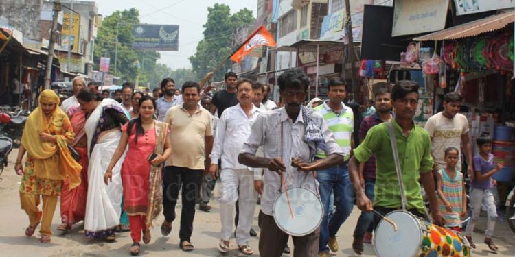 जम्मू-कश्मीर पर मोदी सरकार के फैसले से जिले में जश्न, भाजपा कार्यकर्ताओं ने बांटी मिठाई