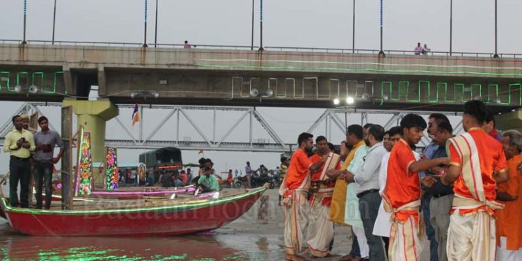 कल गंगा में 11 नावों पर होगी भव्य महाआरती