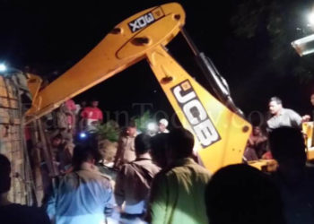 तेज रफ्तार ट्रक खोखे पर पलटा, 7 की मौत, 12 घायल