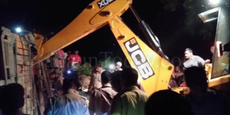 तेज रफ्तार ट्रक खोखे पर पलटा, 7 की मौत, 12 घायल
