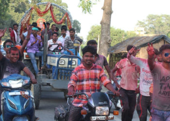 गणेश विसर्जन शोभायात्रा में झूमे भक्त, उड़ा गुलाल