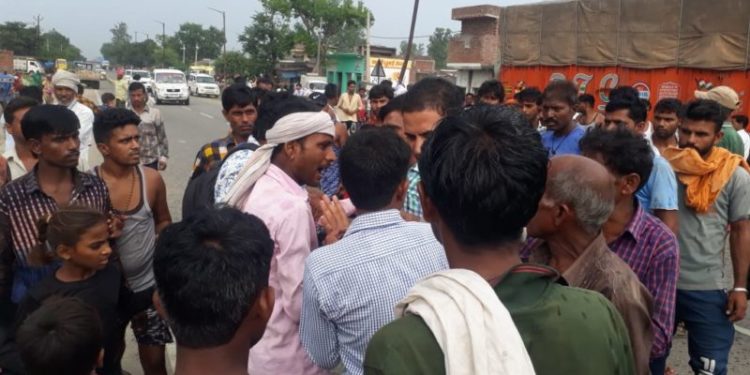 पिता के अंतिम संस्कार में जा रहे युवक की सड़क हादसे में मौत