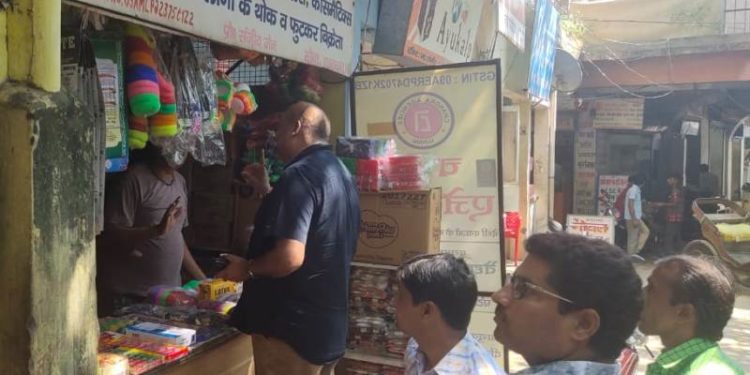 उझानी: पैकेजिंग पॉलीथिन पर ही चालान काट दिए ईओ साहब, व्यापार मंडल ने जताई नाराजगी