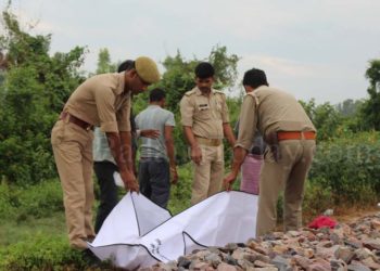 उझानी: ट्रेन के आगे कूद पिता ने की आत्महत्या, बचाने पहुंचा बेटा घायल