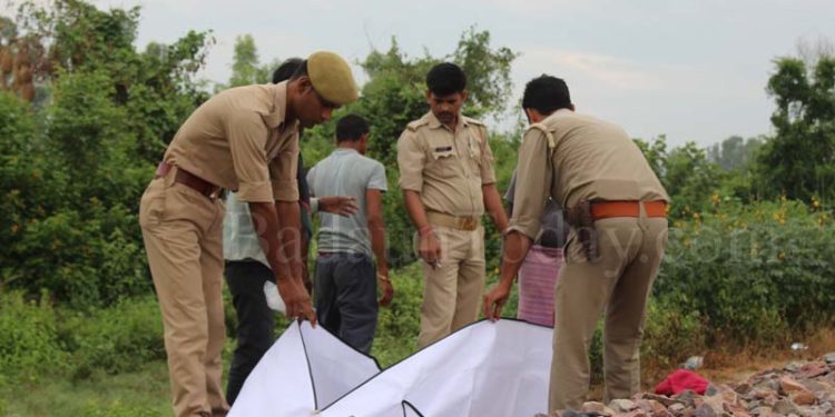 उझानी: ट्रेन के आगे कूद पिता ने की आत्महत्या, बचाने पहुंचा बेटा घायल