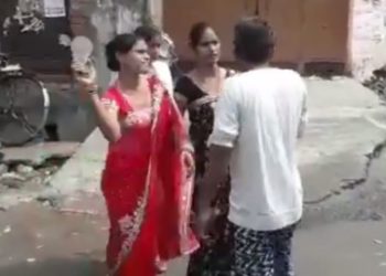 युवती पर तंज कसना पड़ा भारी, महिलाओं ने चप्पलों से पीटा