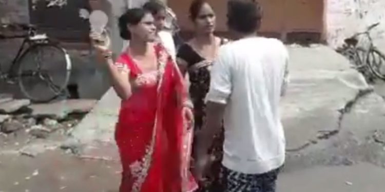 युवती पर तंज कसना पड़ा भारी, महिलाओं ने चप्पलों से पीटा