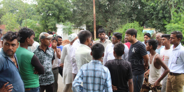 फैक्ट्री के दूषित पानी से गाँव में गंदगी, ग्रामीणों ने जताई नाराजगी