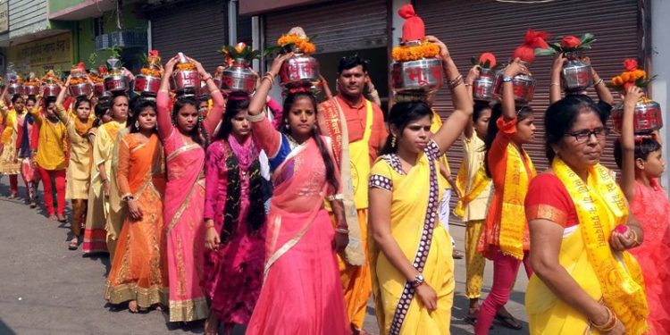 कलश यात्रा से गायत्री महायज्ञ और प्रज्ञा पुराण कथा का आगाज