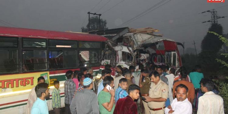 उझानी में दो बसों की भिडंत, 15 घायल, एक की मौत